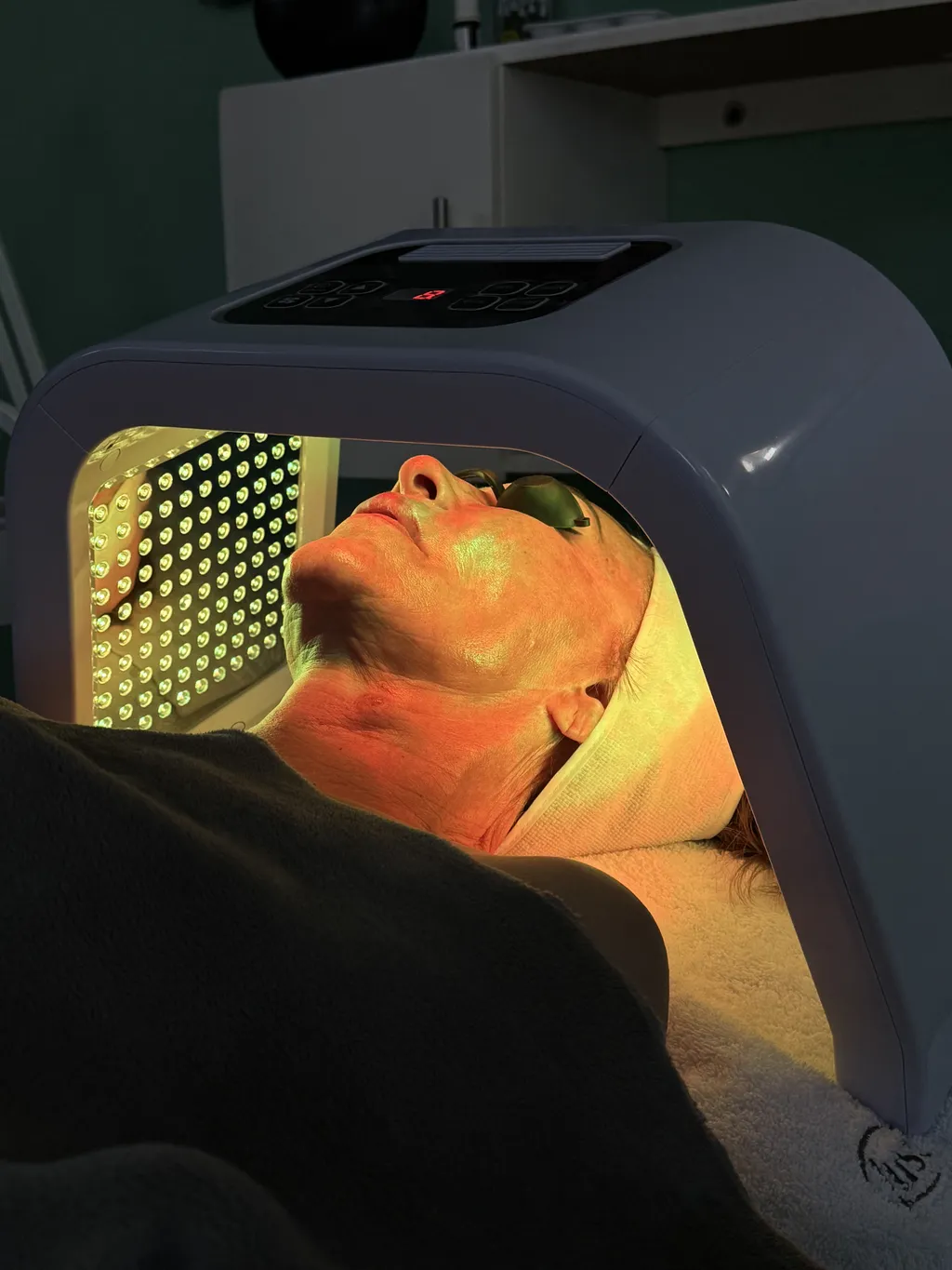 Ambiente relajante con decoracion floral en area de tratamientos del spa