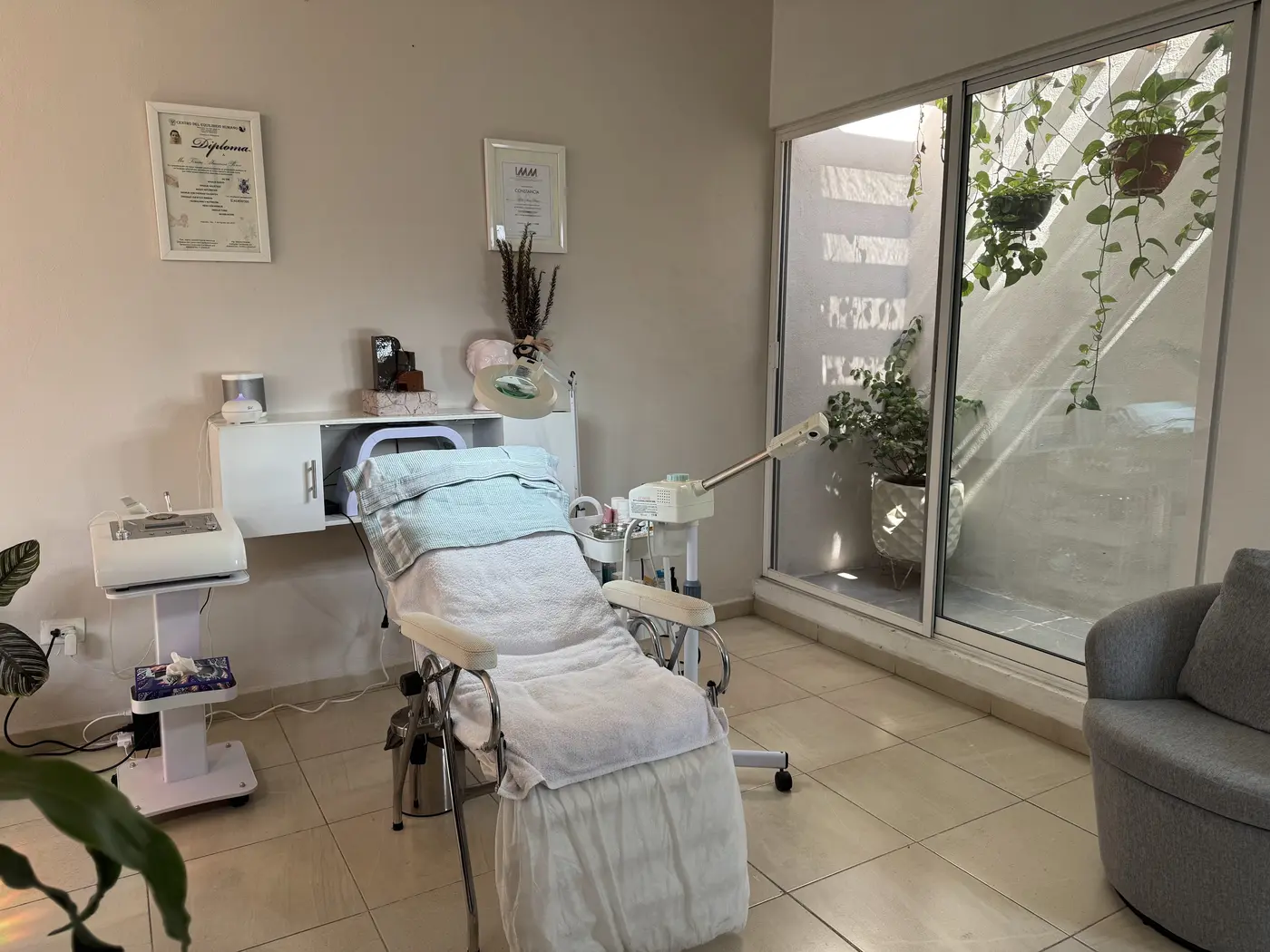 Cabina facial con luz natural y plantas del patio interior