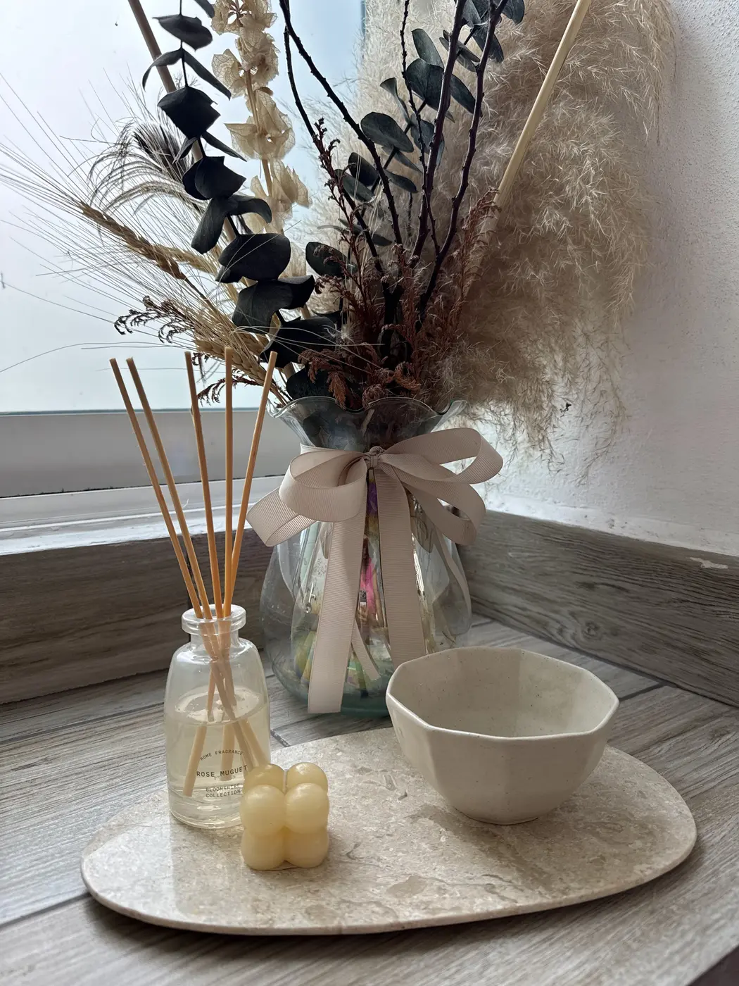 Detalle de ambiente relajante con difusor y vela artesanal