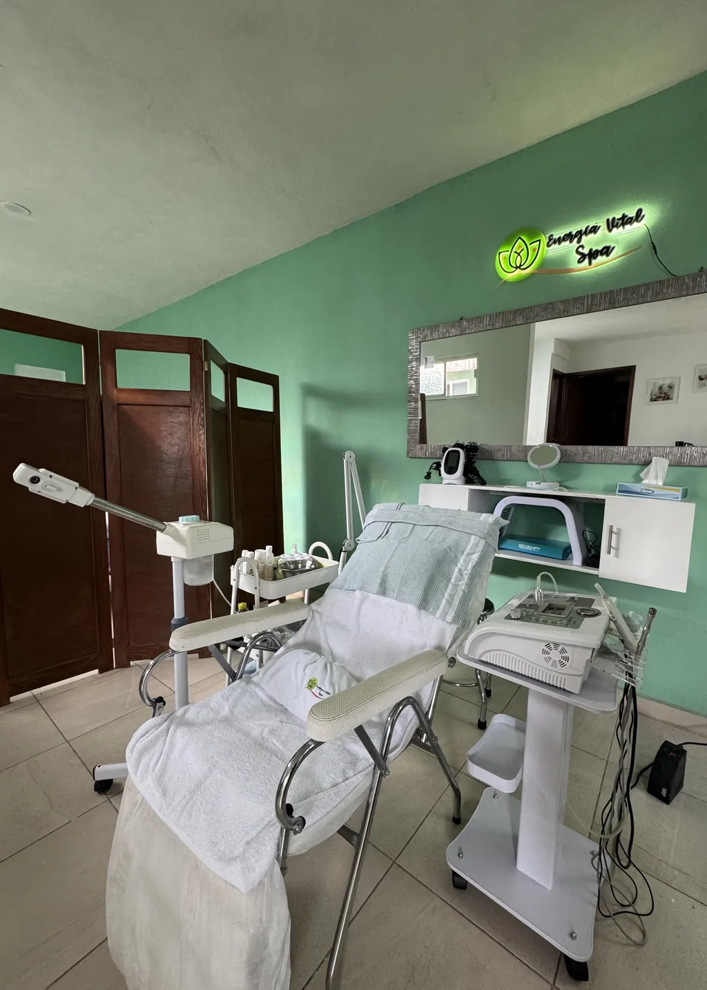 Detalle de cabina de tratamientos faciales profesionales