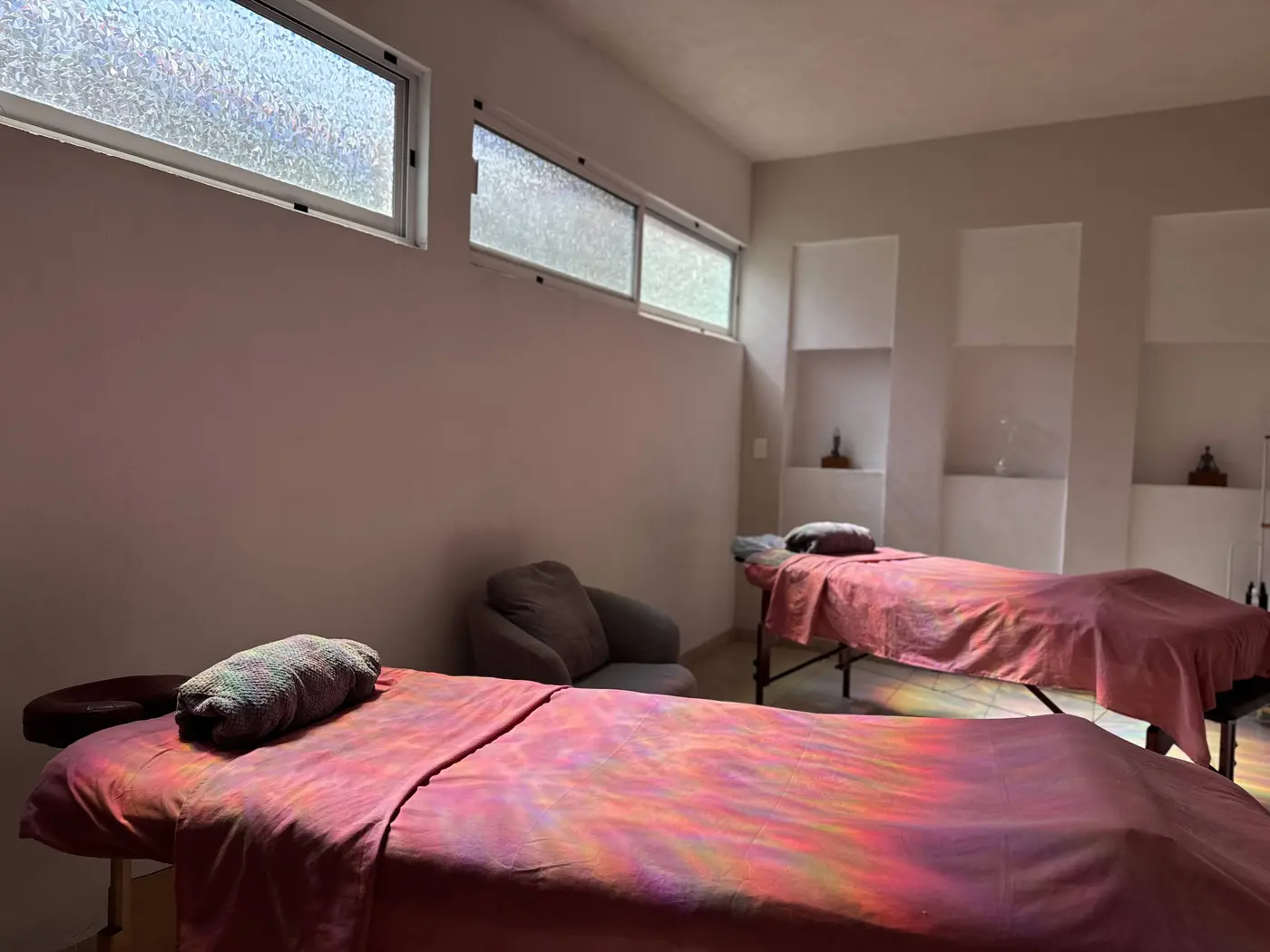 Sala de masajes con camillas gemelas para masaje en pareja